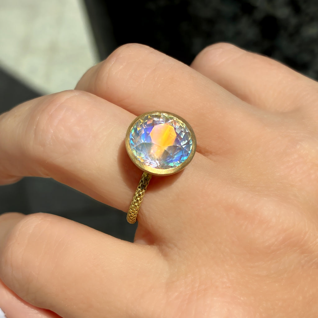 Talkative 7.41 carat Finest Diamond-Cut Rainbow Moonstone Solitaire Ring