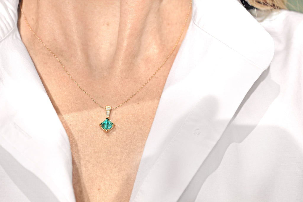 Rebecca Overmann Vintage Natural Sugarloaf Emerald Diamond Gold Necklace Rebecca Overmann