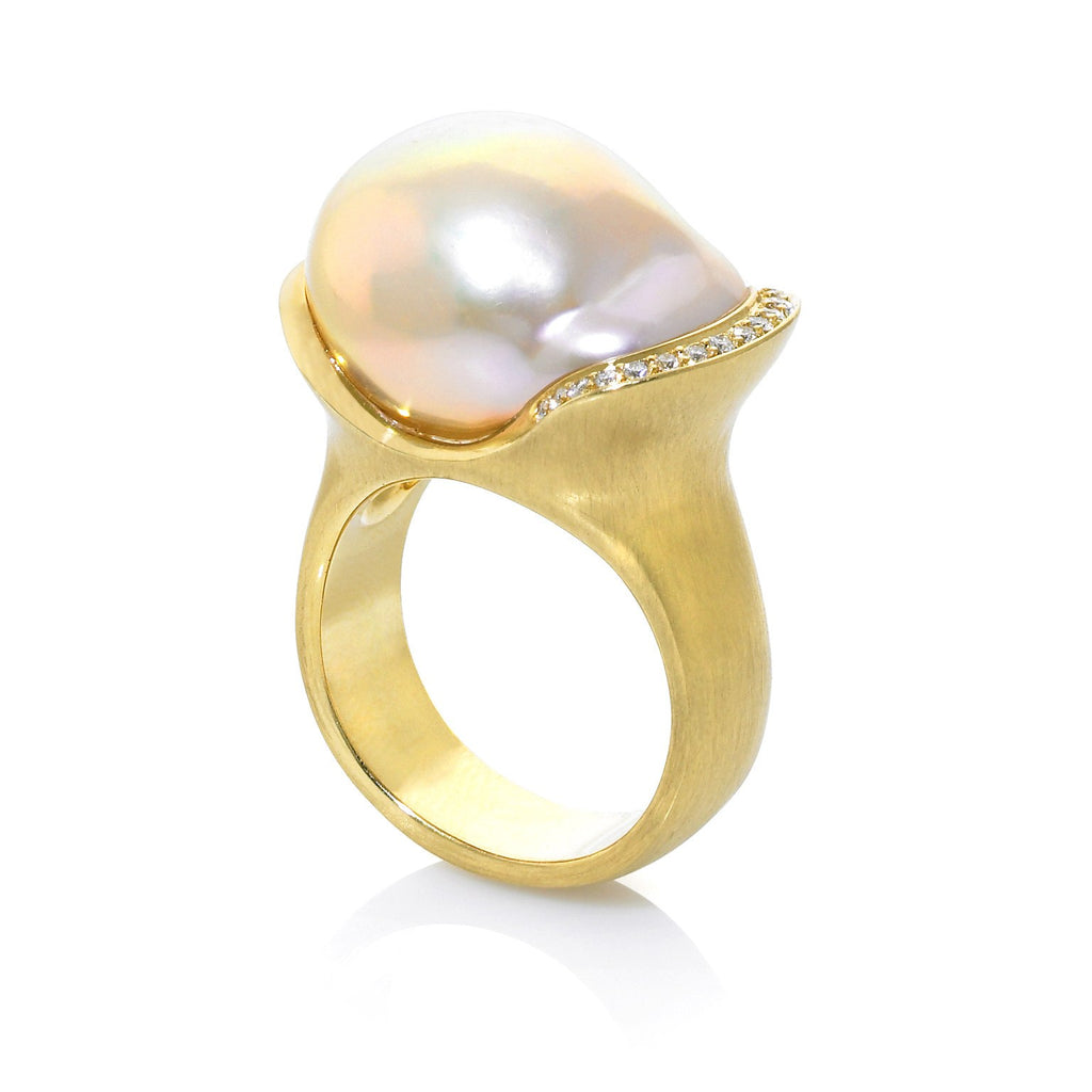 Susan Sadler One-of-a-Kind Freshwater Pearl White Diamond Gold Ring Susan Sadler